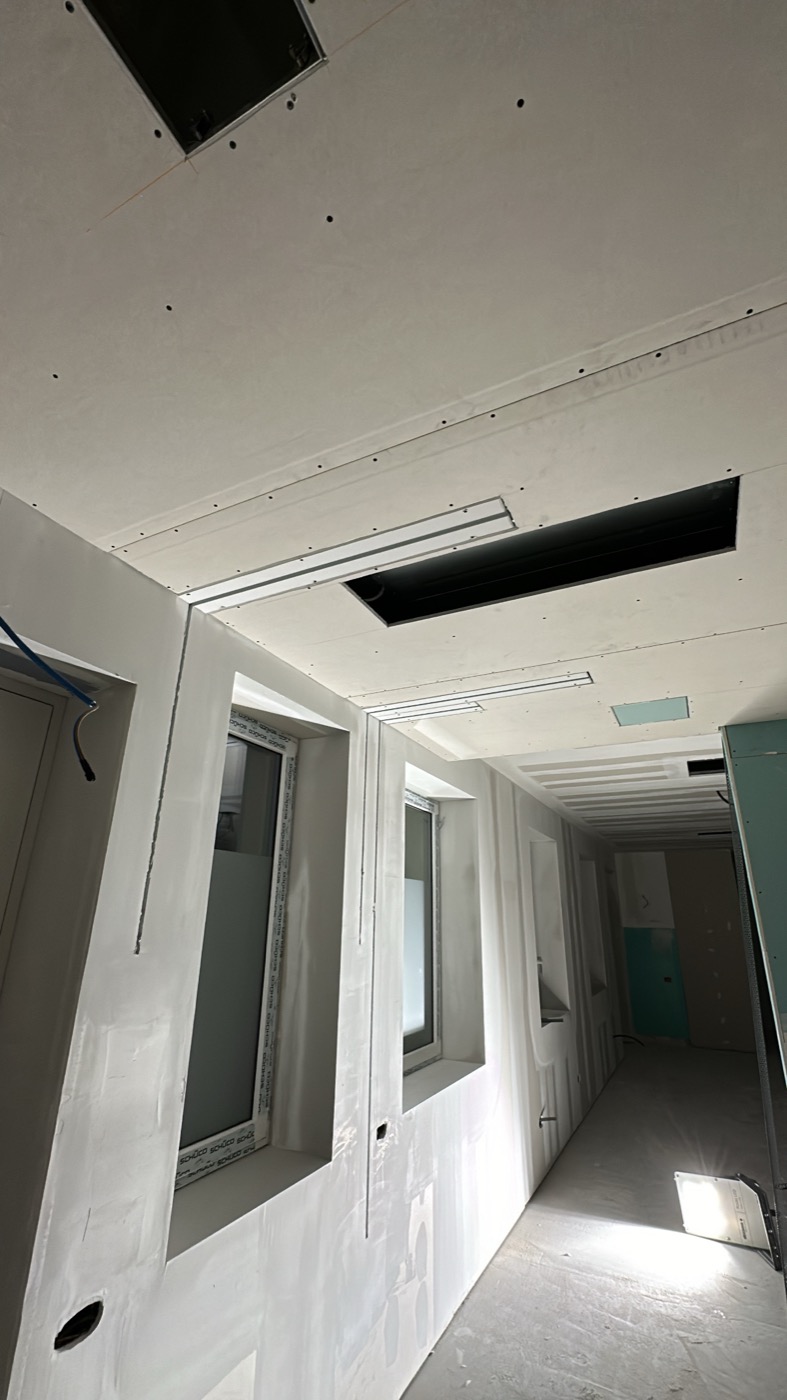Controsoffitto in cartongesso con aperture per finestre