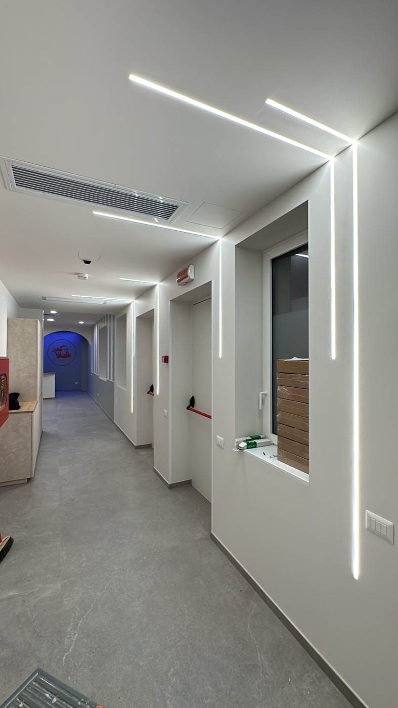 Corridoio in cartongesso con illuminazione a led