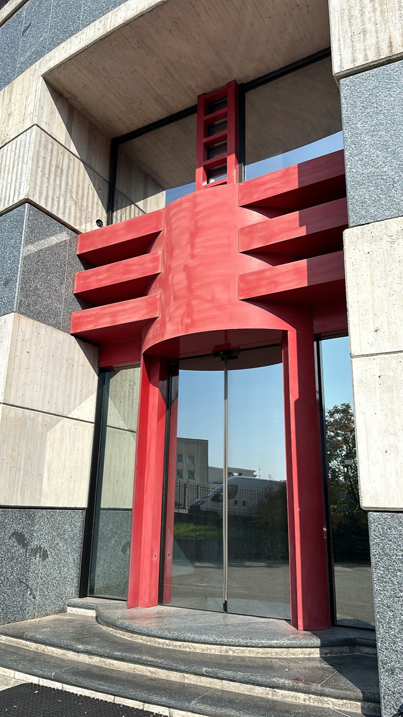 Ingresso di un edificio con facciata di design rossa