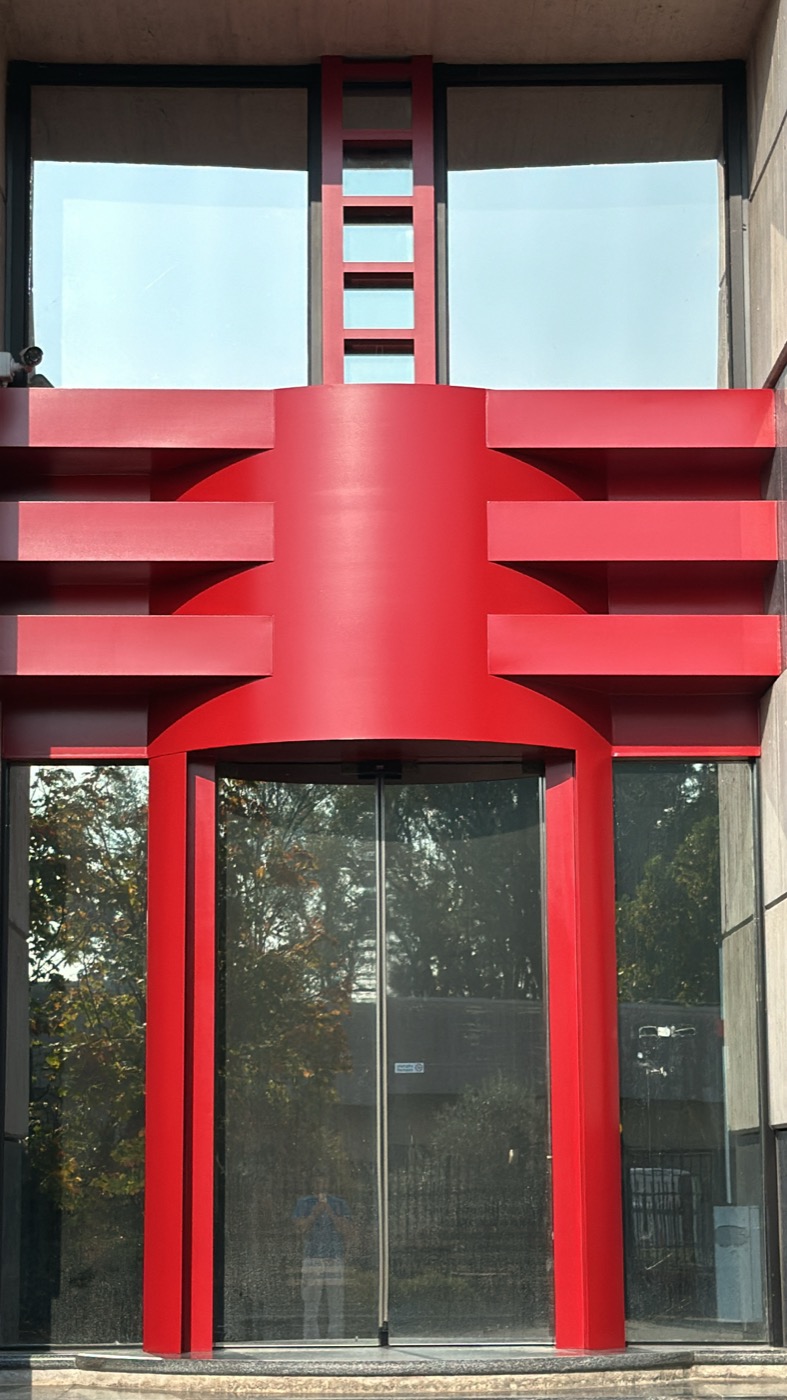 Ingresso di un edificio con facciata rossa