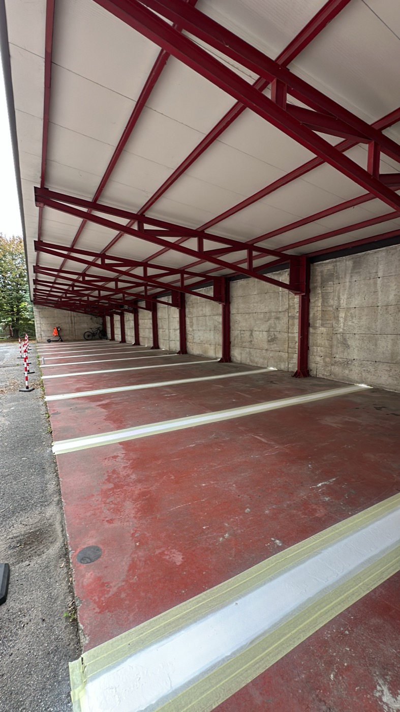Pensilina rossa su facciata esterna