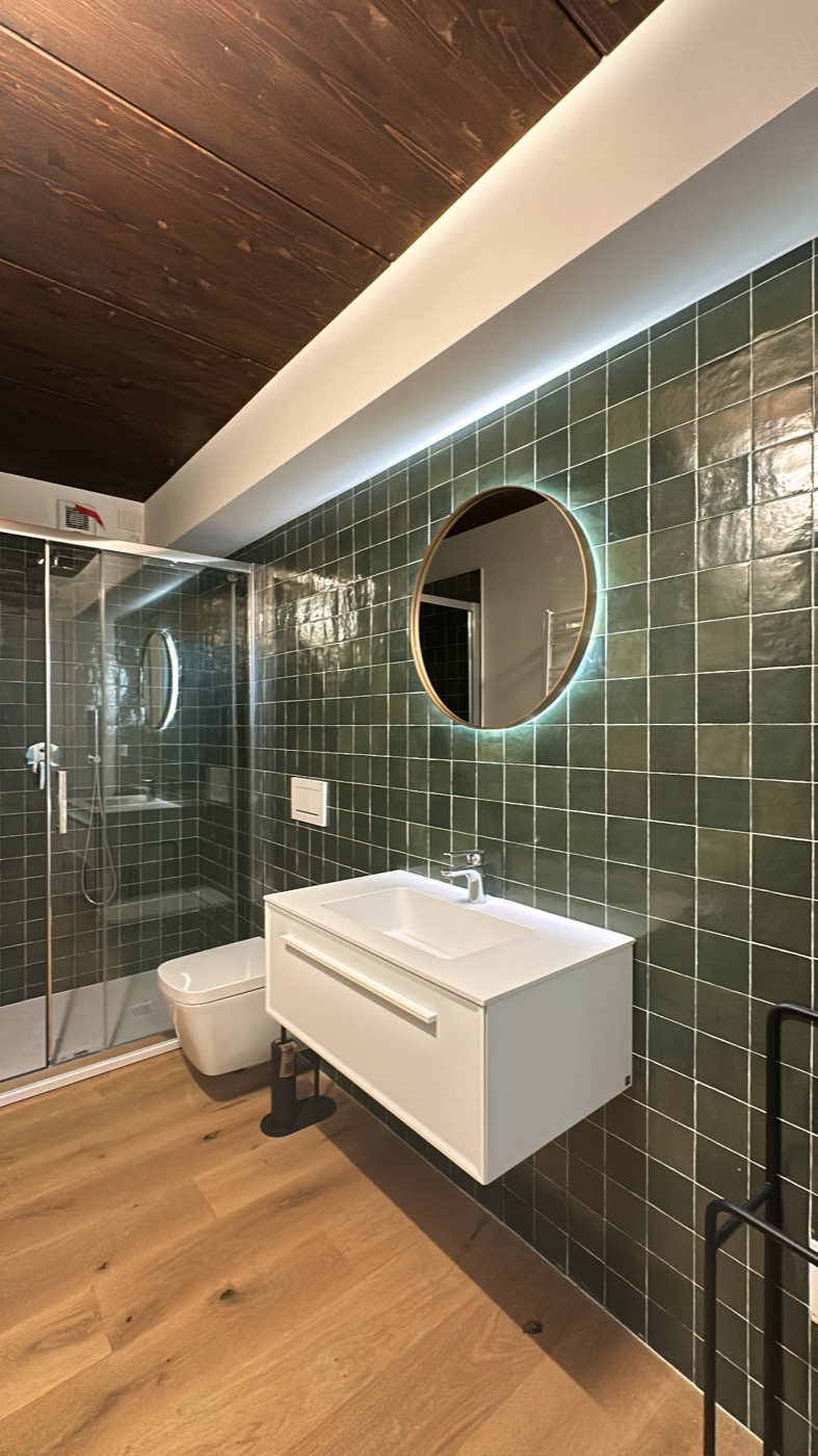 Bagno ristrutturato con piastrelle verdi