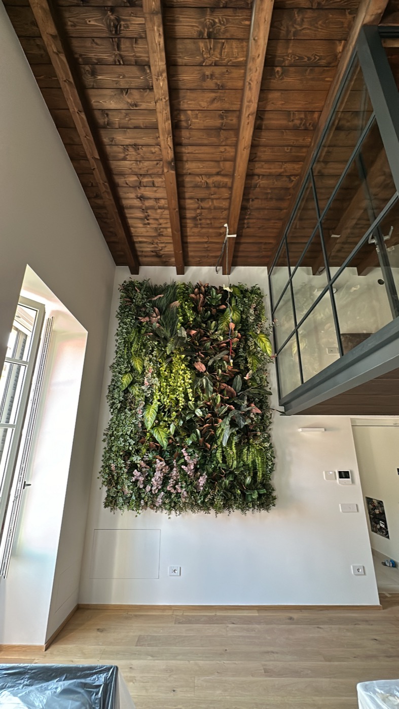 Giardino verticale in un soggiorno ristrutturato