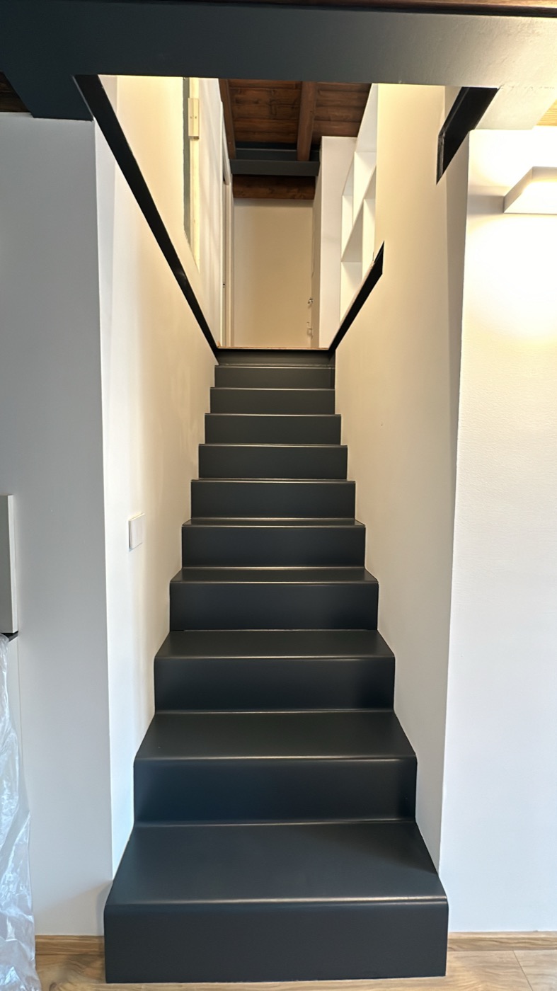 Scala blu in un corridoio ristrutturato