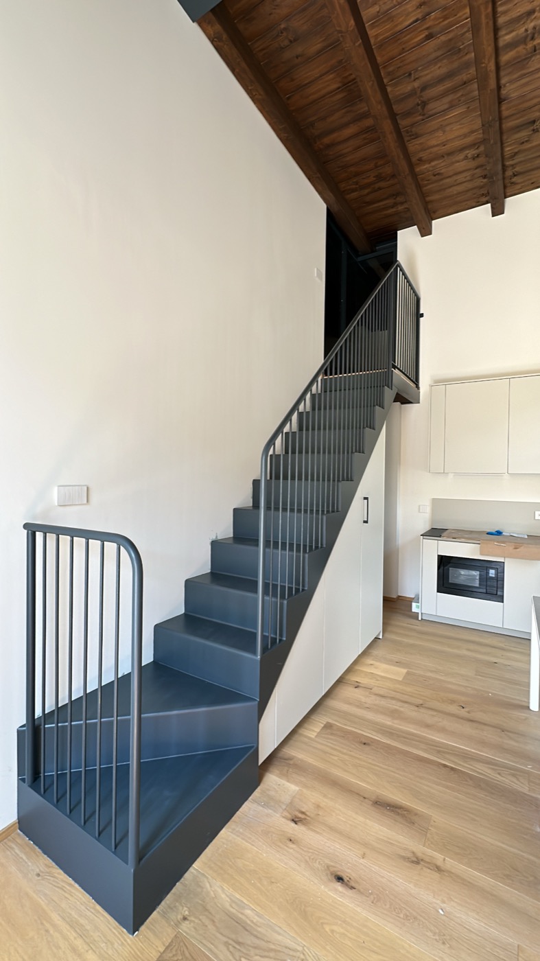 Scala interna moderna con ringhiera in metallo