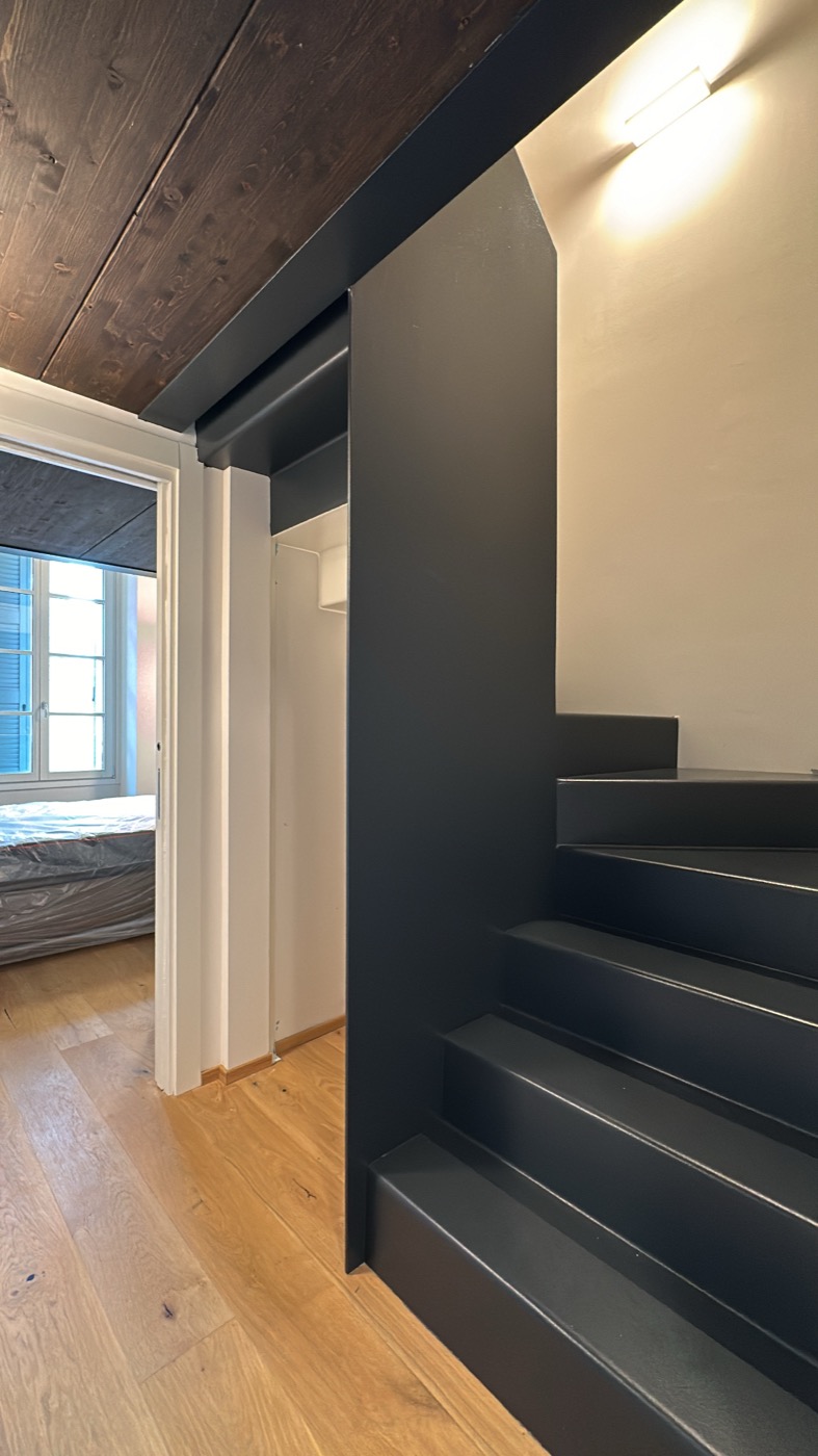 Pavimento in laminato ai piedi di una scala interna