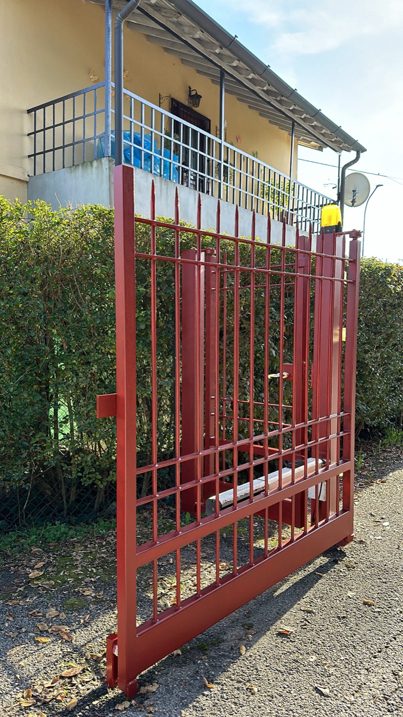 Cancello in ferro verniciato di rosso su un balcone