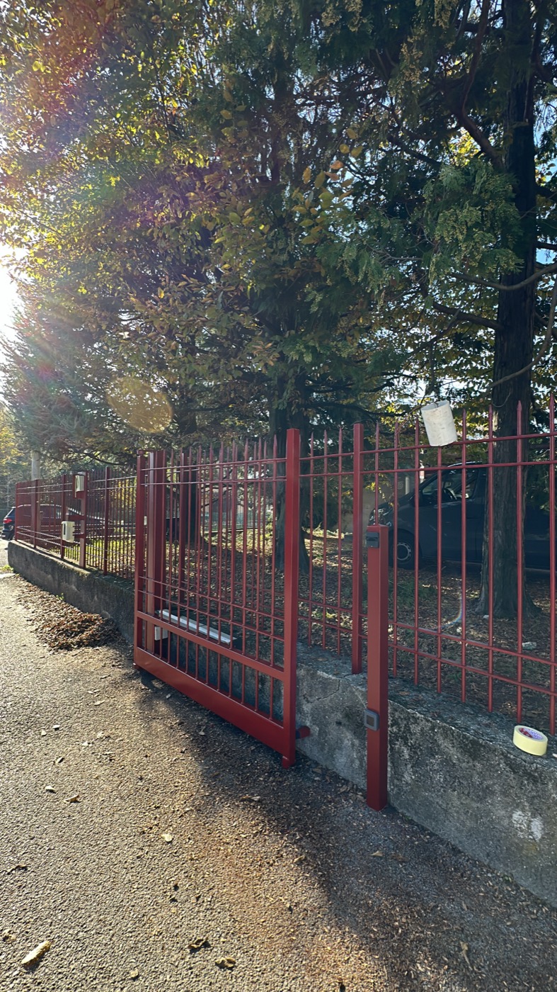 Cancello in ferro verniciato di rosso