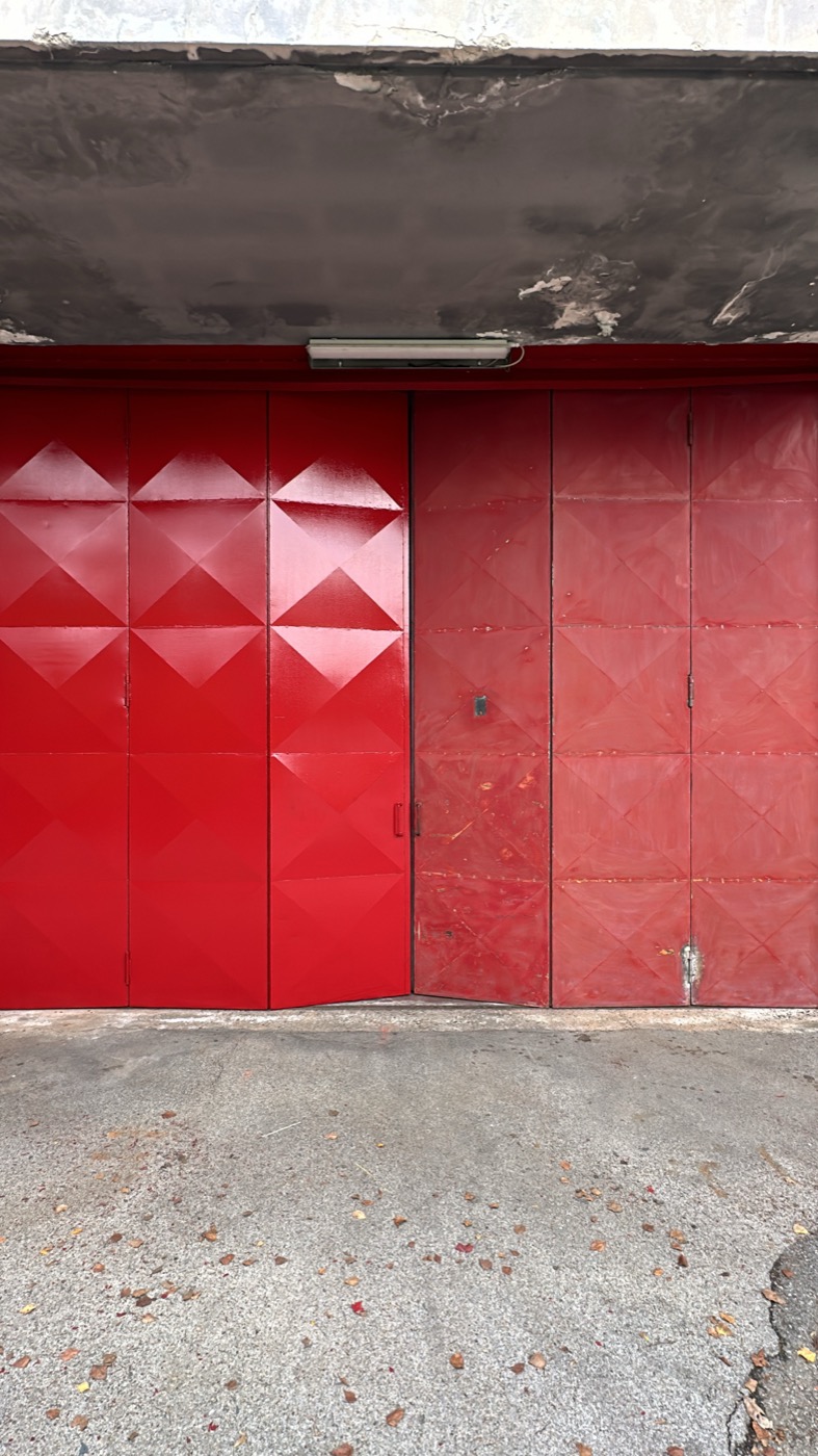 Portone da garage verniciato di rosso