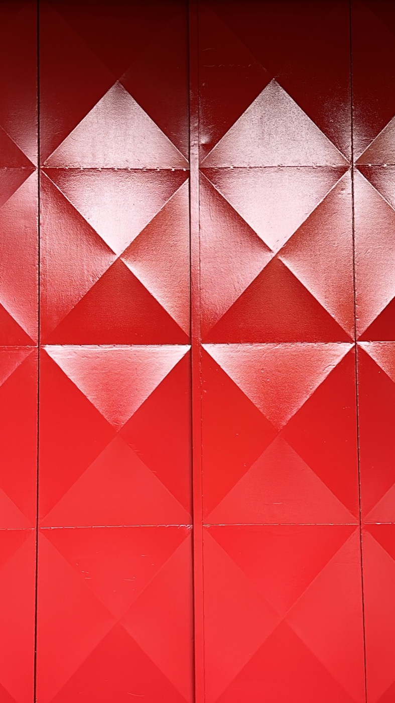 Dettaglio di un portone verniciato di rosso