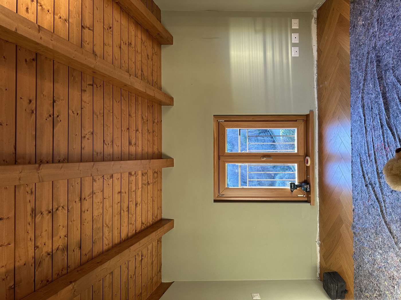 Soffitto in legno a vista verniciato in una mansarda